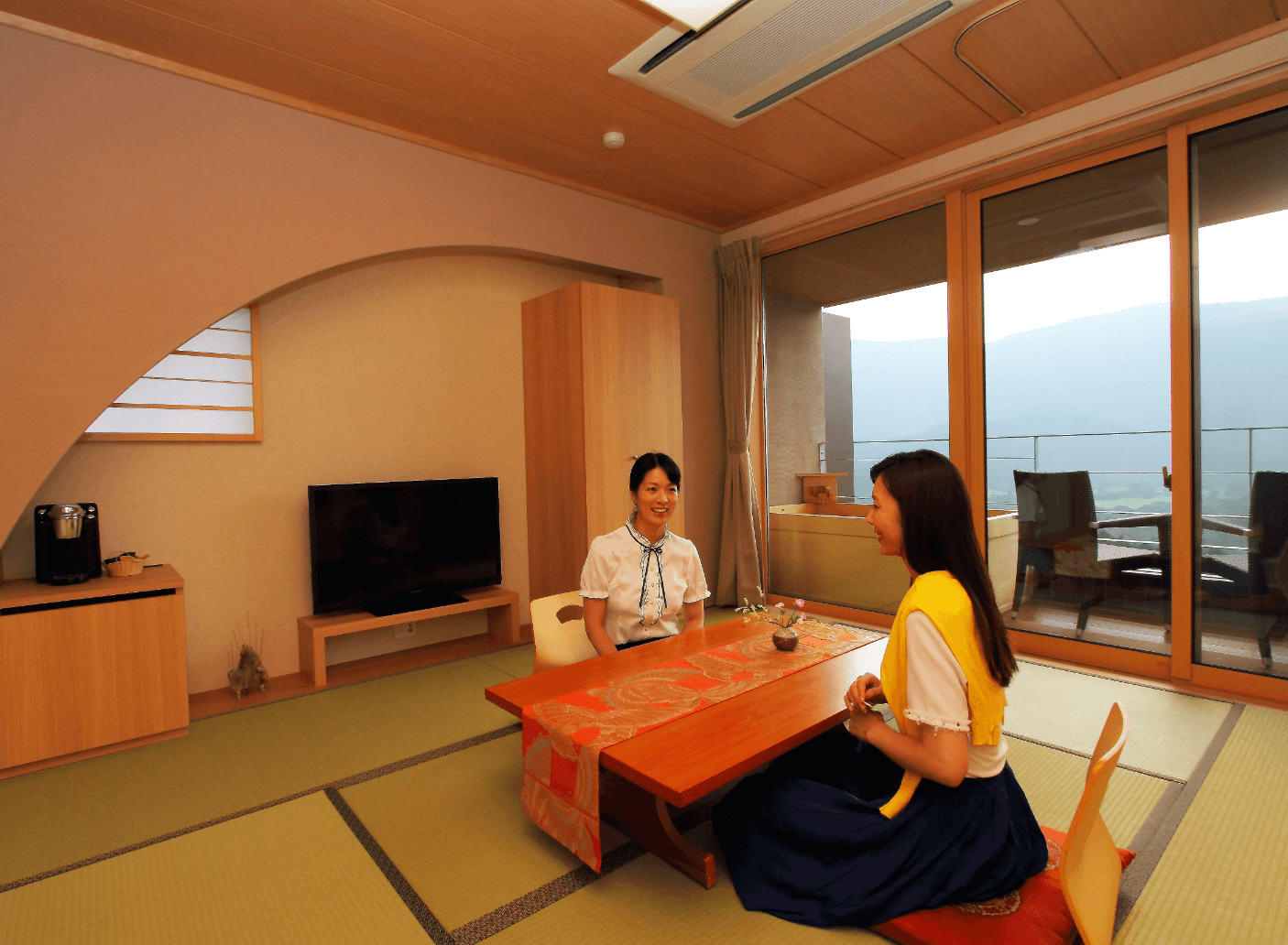 There is also a suite room with 8 tatami mats and a bedroom.