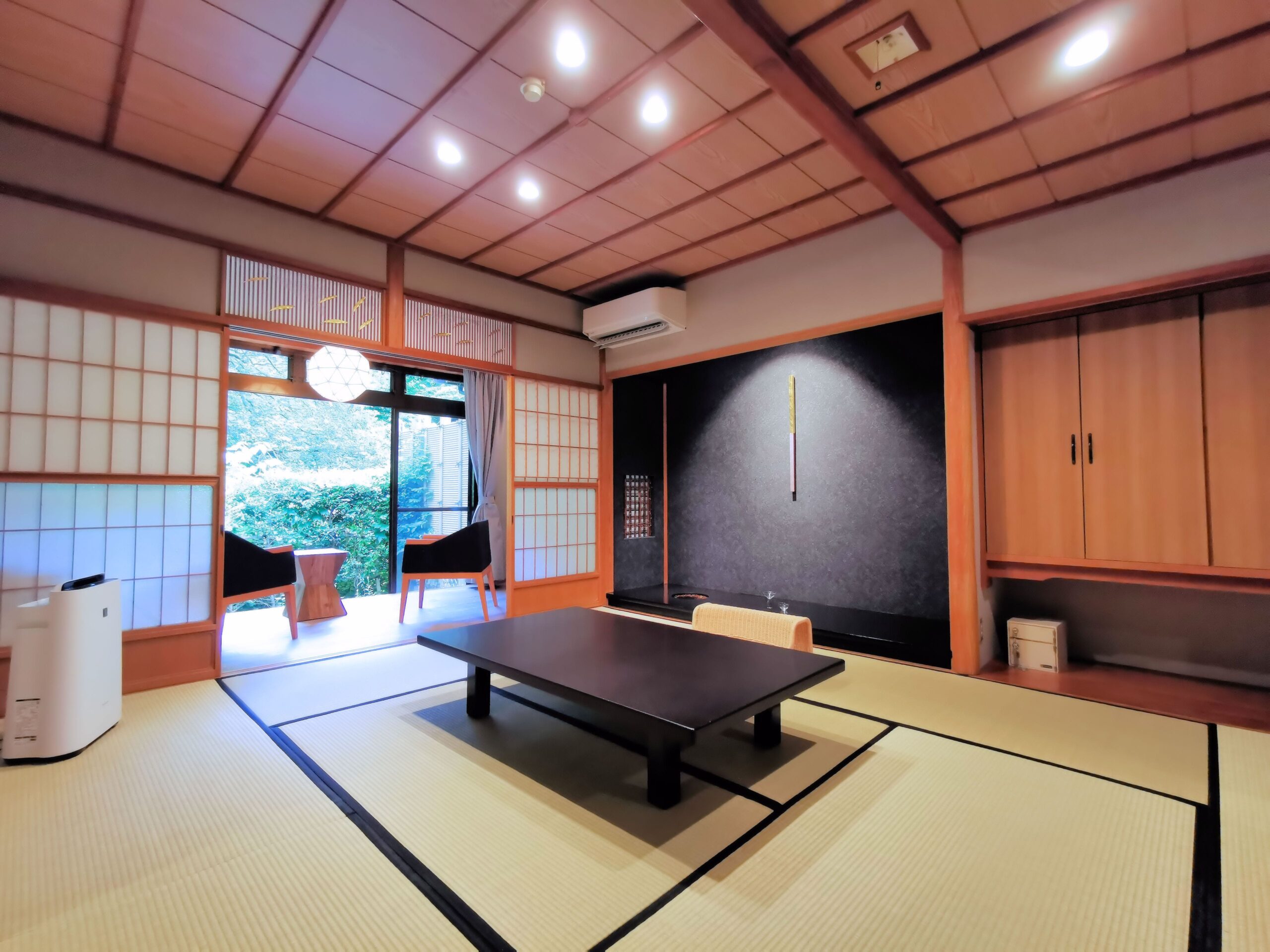 Guest room with indoor bath